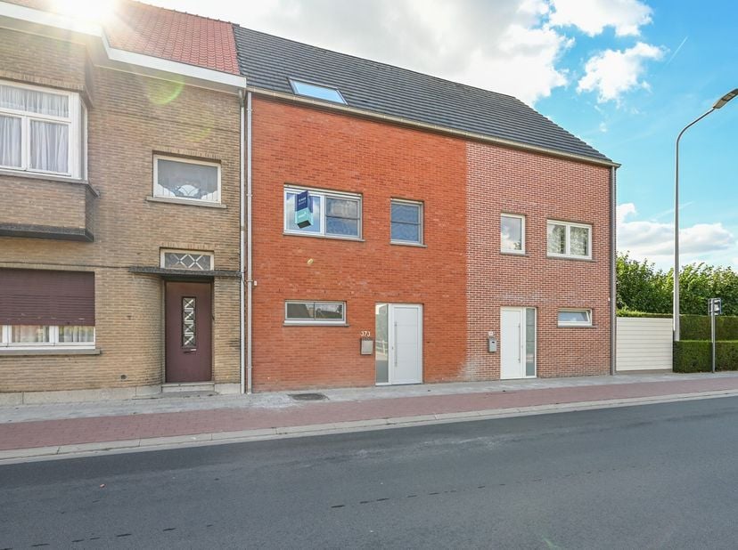 Deze ruime, energiezuinige woning met een bewoonbare oppervlakte van ca. 196 m² is gelegen nabij het centrum van Wevelgem en diverse handelszaken. De