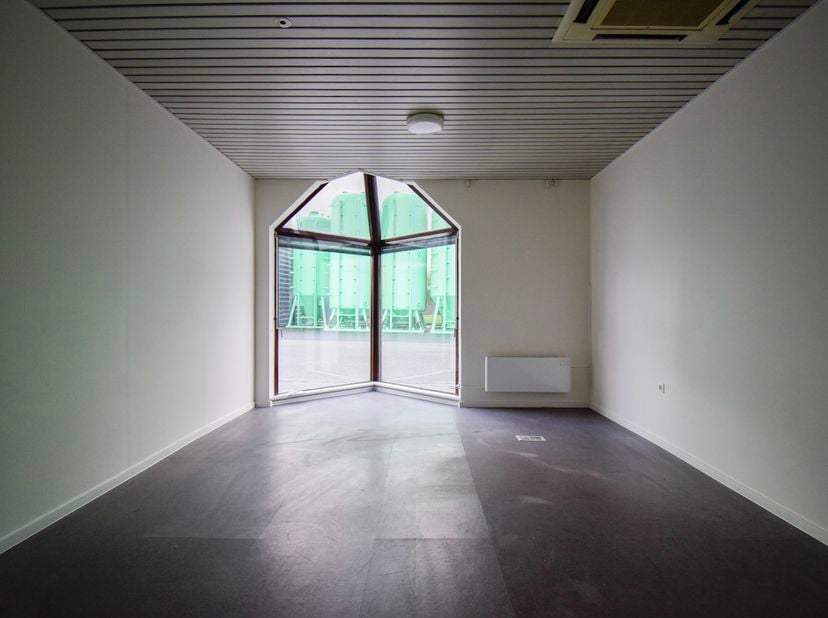 Ligging &amp;amp; bereikbaarheid<br />
Gelegen op een vlot bereikbare locatie aan de Izegemsestraat 95 in Rumbeke:<br />
- Slechts 1,8 km van de E403<br /