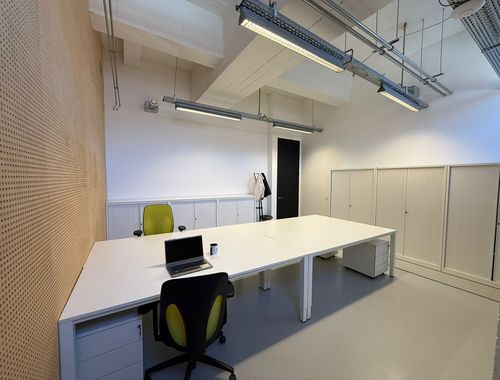                                         Espace de bureaux à louer à Roeselare, € 450
