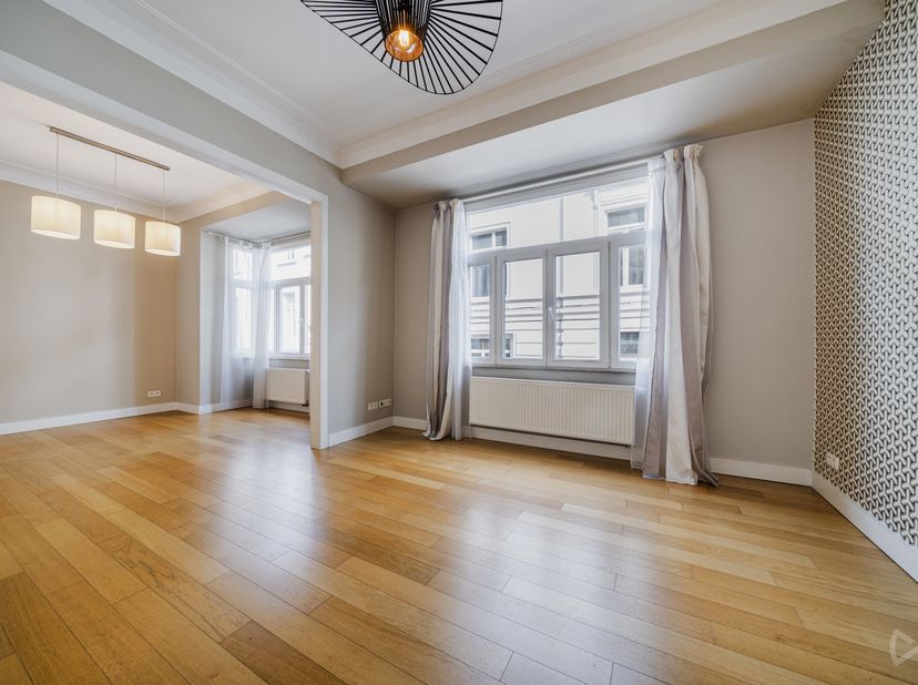 WE INVEST Ixelles nodigt u uit om dit prachtige appartement te ontdekken, ideaal gelegen in de zeer gewilde wijk Louise, in een gebouw dat in 2008 is