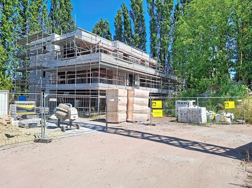 Residentie Vici is gelegen in de Stationsstraat en residentie B bevat 8 appartementen, gelegen vlakbij de oude spoorwegbedding.<br />
Eyecatcher van h