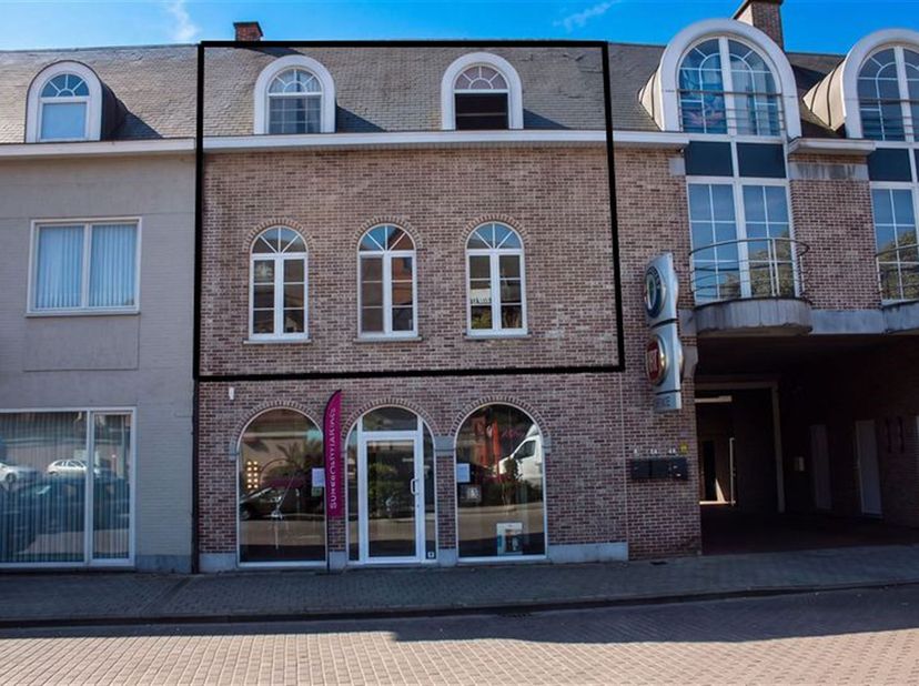 Mooi ruim appartement in het cerntrum van Veerle, indeling: woonkamer met opên keuken, twee bergingen, toilet, 2 slaapkamers, badkamer met ligbad en l