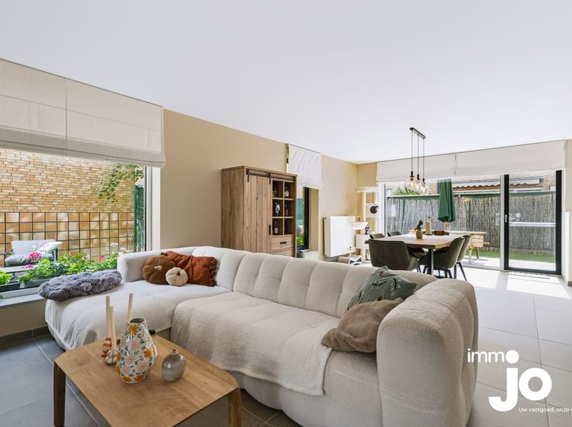 Deze jonge en instapklare halfopen woning is gelegen in Stene, Oostende, binnen de recente verkaveling Baanhof. De woning combineert een moderne afwer