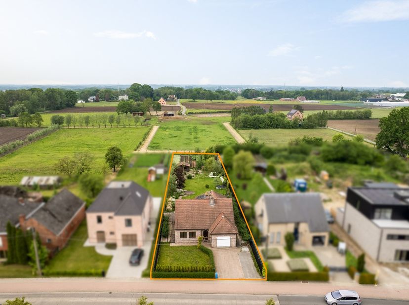 Op een toplocatie in Putte bevindt zich deze karaktervolle woning met 3 (mogelijks 4) slaapkamers, een ruime garage en berging, gelegen op een schitte