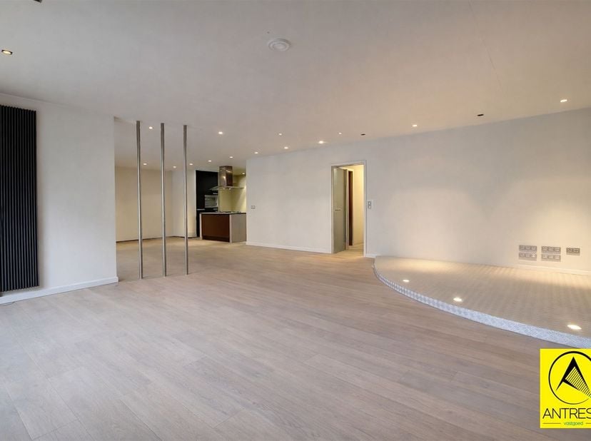 In het centrum van Lint gelegen appartement van 200m², oorspronkelijk 2 appartementen, met mogelijkheid tot aankoop van garageboxen (vraagprijs 35.000