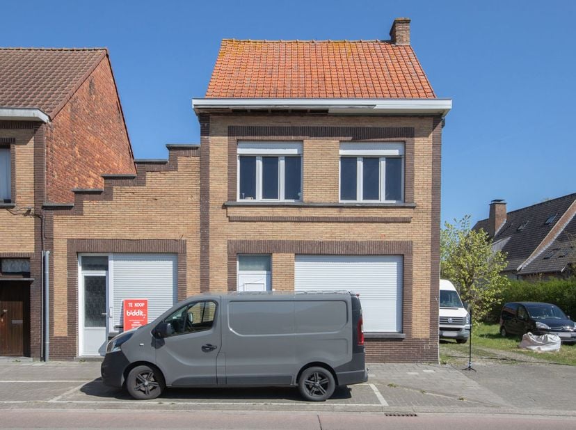 WONING MET BIJGEBOUW OP RUIM PERCEEL -<br />
Bebouwing: halfopen.<br />
Bouwjaar: 1935.<br />
Indeling: <br />
Kelderverdieping: kelder;<br />
Gelijkv
