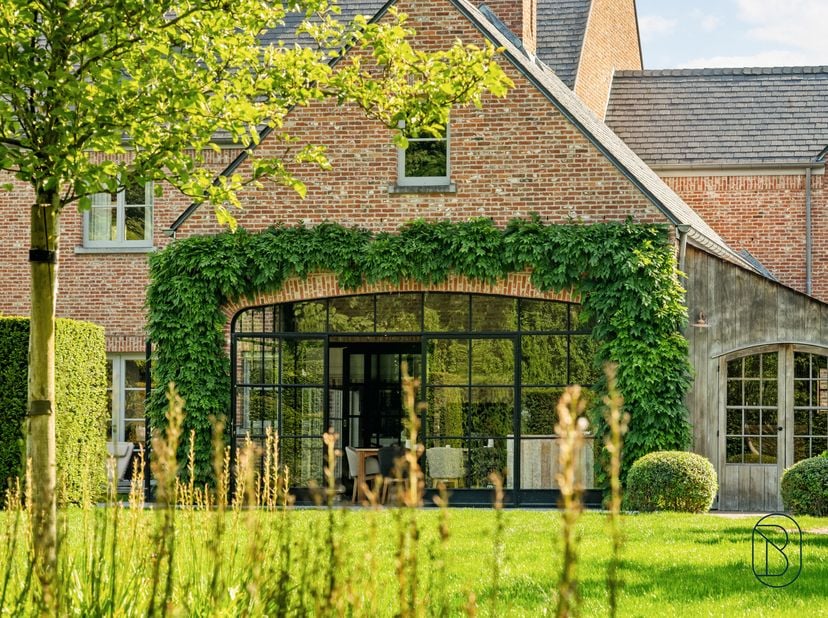 Deze grote prachtige klassevilla is dé ideale woning voor mensen op zoek naar luxe &amp; comfort, kwaliteit en ruimte. <br />
Deze woning is goedgelegen i