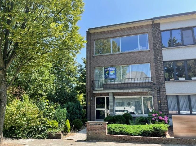 Rustig gelegen appartement (1ste vd.) in residentiële omgeving "Oosterveld". Het appartement bestaat uit inkomhal, ruime living In L met sierschouw, d