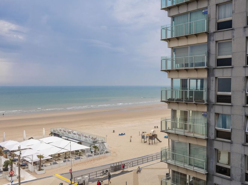 Gemeubelde studio met zijdelings zeezicht op topligging, direct aan het strand, vlakbij de winkels, tramhalte en nieuwe Casino.   Indeling :  woonkame