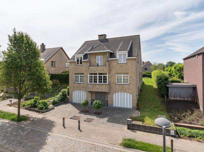 Vous recherchez un bien d'exception où vivre, travailler et profiter de la vie vont de pair ? Cette impressionnante villa de 2003, située sur un terra