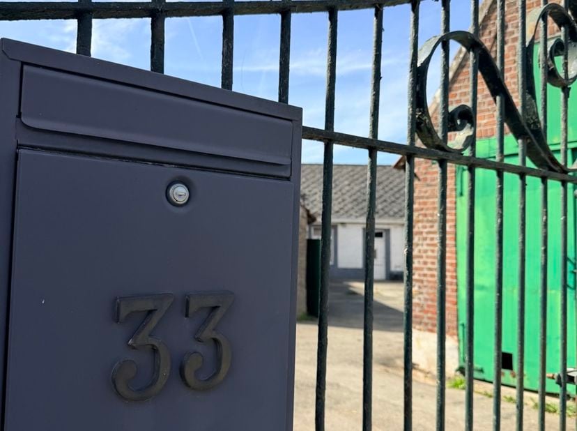 Gelegen in het landelijke Smeerebbe-Vloerzegem vindt u deze voormalige hoeve op een perceel van 1.790 m². Een eigendom met karakter, omgeven door groe