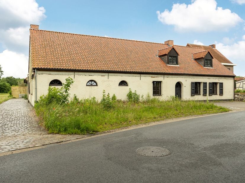 Zeer landelijk maar toch centraal gelegen gebouw voor gemengd gebruik met een oppervlakte van maar liefst 873 m², op een perceel van 1016m²! EPC label