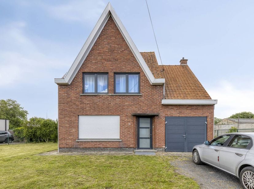 Deze alleenstaande woning geniet van een uitstekende ligging in Roeselare, vlak bij het ziekenhuis, de ring en belangrijke verbindingswegen. Dankzij d