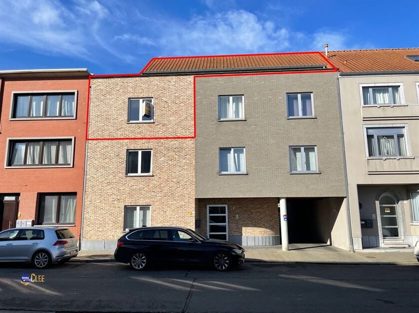 Joli appartement en duplex avec 3 chambres, une grande terrasse et un garage, situé au calme, à quelques minutes à pied du centre-ville.  Composition