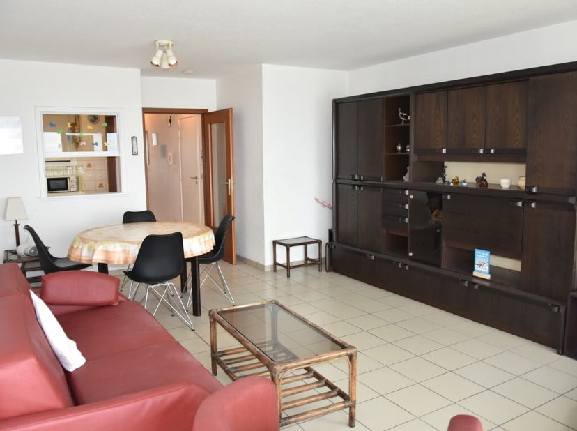 Bemeubeld appartement op de 5de verdieping, uitsluitend bestemd als tweede verblijf (geen vaste bewoning), gelegen op de zeedijk met frontaal zeezicht