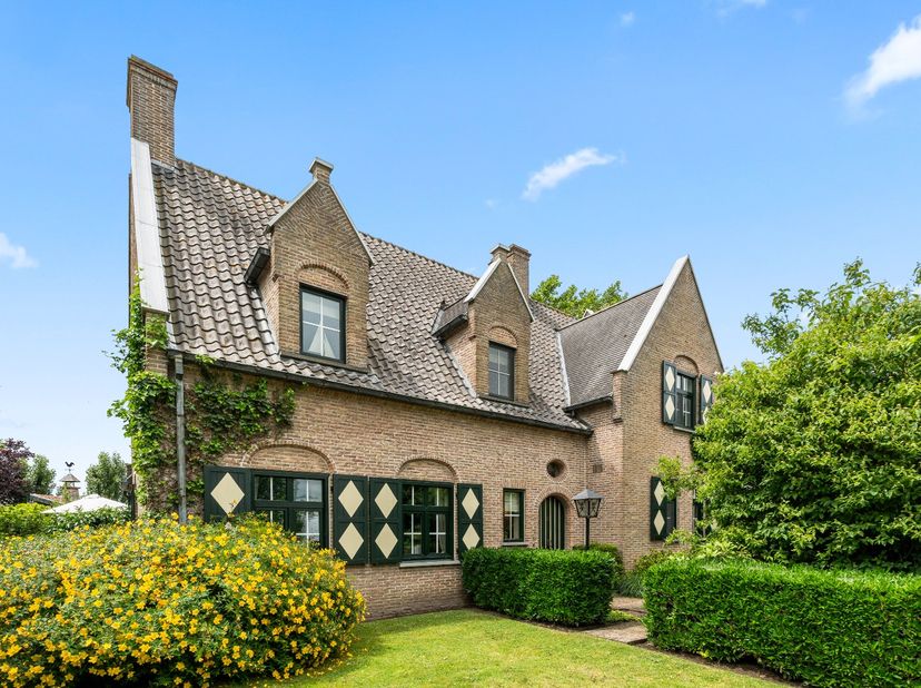 Deze robuuste en kwalitatief hoogwaardig afgewerkte woning biedt een uitzonderlijk wooncomfort en is tot in de puntjes onderhouden.<br />
<br />
De ge