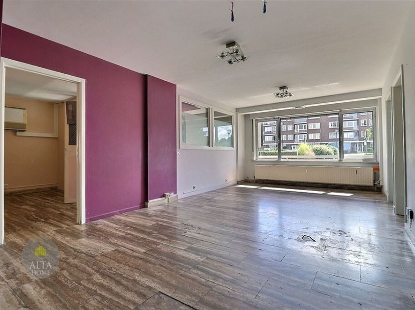 Alta Home vous propose un commerce ou un projet d'appartement de +/- 210 m² avec sa propre entrée dans un immeuble de 7 étages situé dans un beau quar