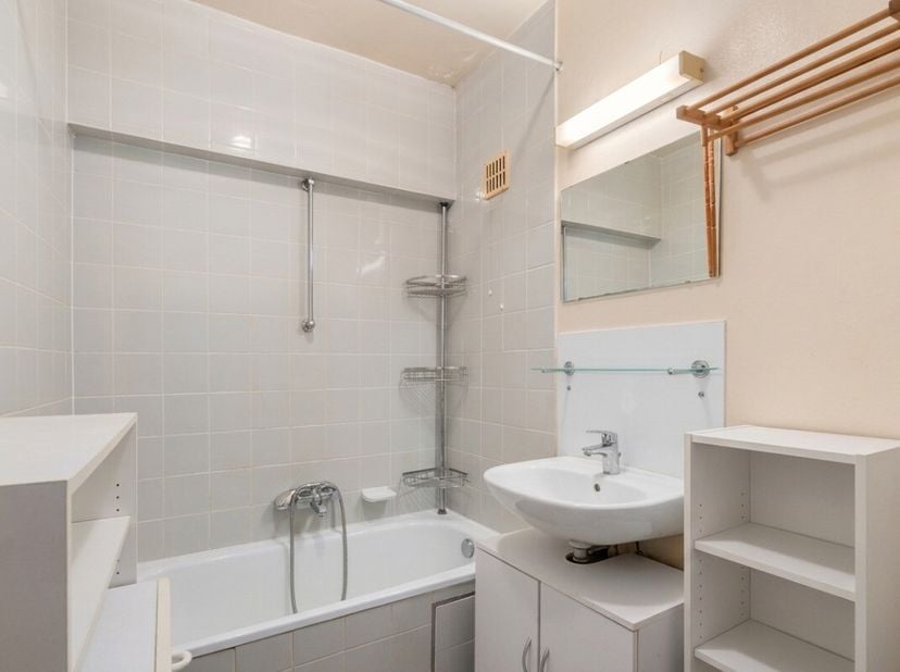 Blankenberge: Lichtrijk 2-slaapkamerappartement te koop in rustige woonomgeving! Op zoek naar een aangenaam appartement aan de kust, zowel als investe