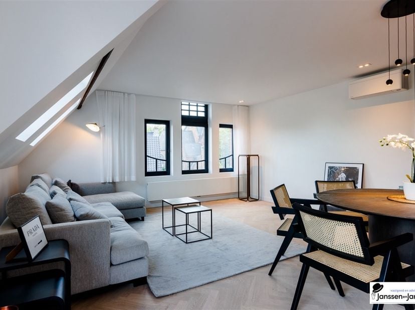 In het neogotische Kasteelvilla Hortensia, daterend uit 1912, bevindt zich dit luxueuze appartement van 139 m² met een terras van 44 m². Het kasteel c