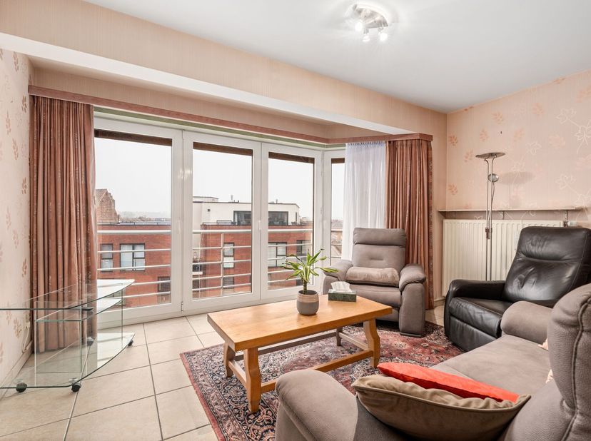 Dit prachtige appartement is gelegen op de derde verdieping van de jonge residentie Roosevelt (bouwjaar 2002), midden in het centrum van Vilvoorde. Me