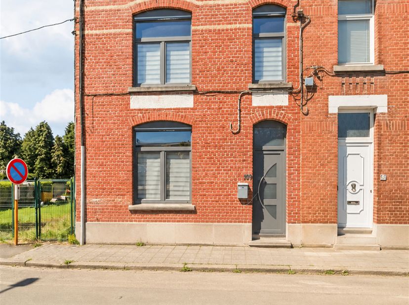 Ontdek deze ruime, gedeeltelijk gerenoveerde 3-gevelwoning met zijdelingse toegang, ideaal gelegen in Lessines. Dicht bij alle voorzieningen zoals de