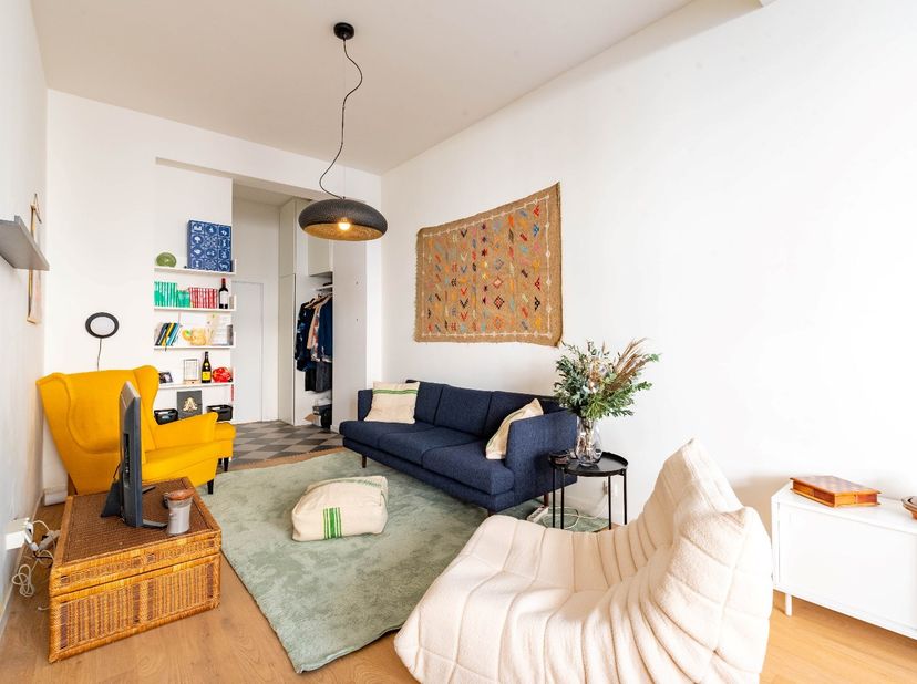 In de gezellige Stefaniestraat te Antwerpen vind je dit charmante, volledig gemeubelde appartement dat perfect is voor wie op zoek is naar comfort en