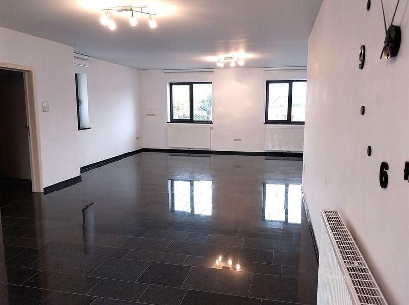 Demandez une visite via info@optimusvastgoed.be !<br />
À LOUER : Appartement duplex très spacieux à Zolder !<br />
Ce spacieux appartement est situé