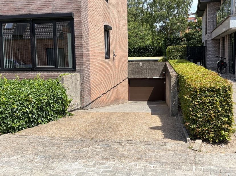 <br />
Deze ondergrondse staanplaats is gelegen in een verzorgd garagecomplex in Sint-Kruis, nabij centrum van Brugge.<br />
De toegang verloopt via e