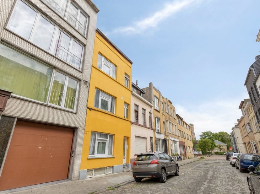 Gerenoveerd gebouw met 3 conforme en gekeurde appartementen nabij het centrum van Oostende. Bestaande uit een gelijkvloers appartement met 1 slaapkame