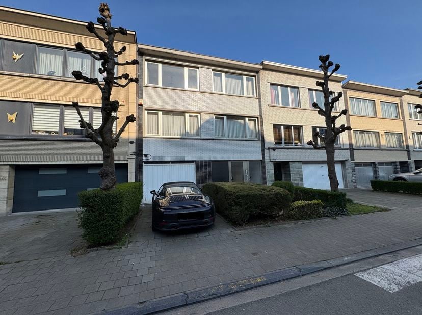 Immo Pické biedt U deze statige en gunstig gelegen eengezinswoning aan gelegen in de nabijheid van winkels, openbaar vervoer, scholen en de belangrijk