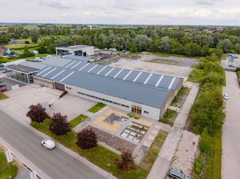 Industriële site met magazijnen, kantoren en showroom te koop in Ieper<br />
Aan de Dehemlaan in Ieper bevindt zich deze veelzijdige industriële site