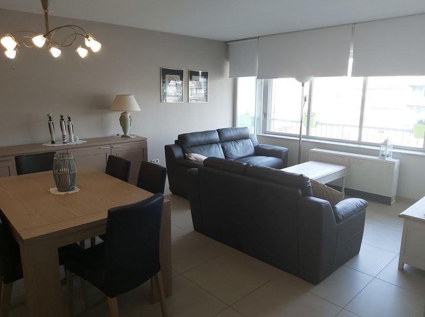 APPARTEMENT AU CENTRE DE GENK - <br />
<br />
Cet appartement prêt à emménager dispose d’une superficie habitable de 102 m² et pas moins de trois cham