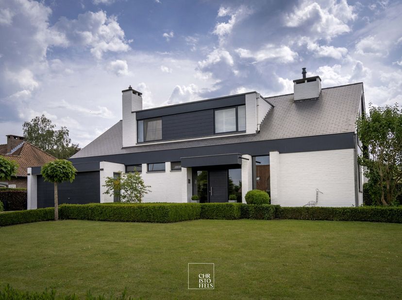 INDELING &amp;amp; AFWERKING<br />
Deze instapklare woning combineert ruimte, functionaliteit en een hoogwaardige afwerking. Via de inkomhal met gastentoi