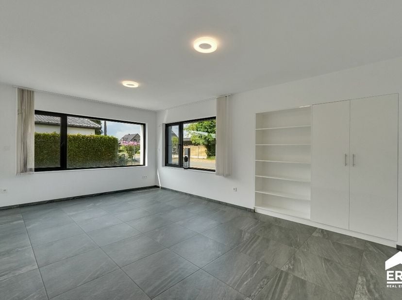 In de Lariksenstraat in Houthalen-Oost bevindt zich deze stijlvolle en energiezuinige gezinswoning met 4 slaapkamers op een perceel van 8 are. De woni