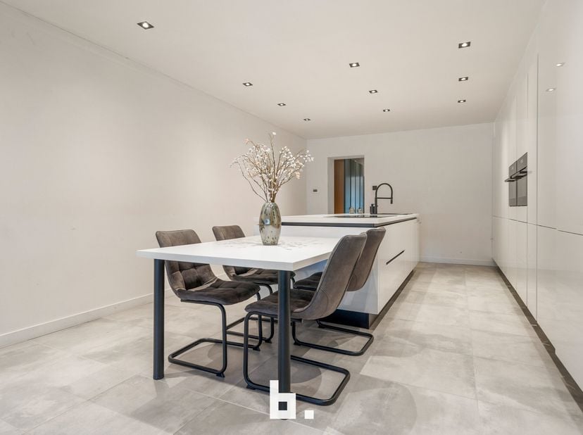 Deze instapklare woning ligt op een perceel van 284 m² en is uitstekend gelegen. Gegeerde woonomgeving nabij diverse winkels en lokale handelszaken, s