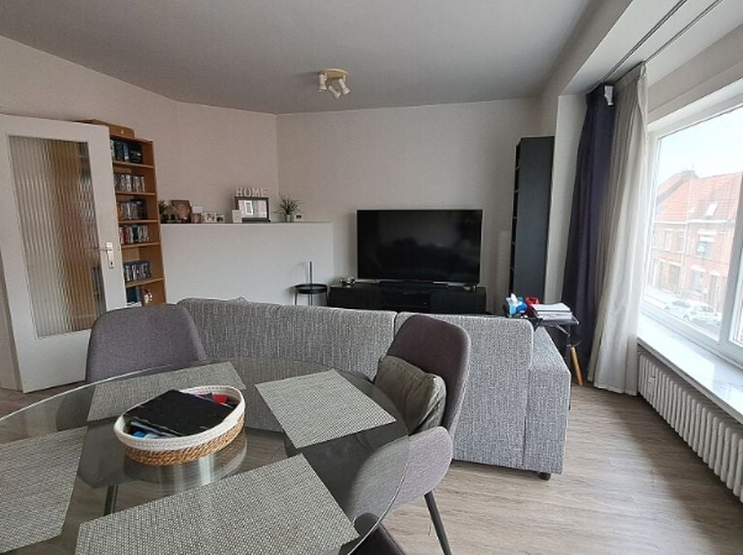 Comfortabel 2-slaapkamerappartement met BALKONTERRAS op een interessante en centrale ligging te Assebroek, dichtbij het station, de ring en het centru