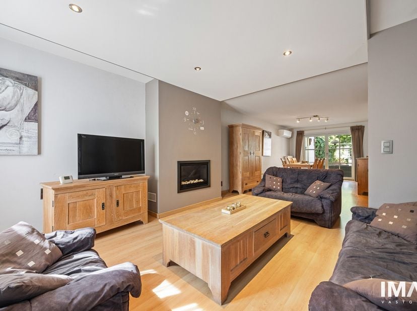 Deze verzorgde woning is gelegen in de recent heraangelegde Wijerstraat, in de groene buitenrand van Hasselt en op slechts 800 meter van het centrum,