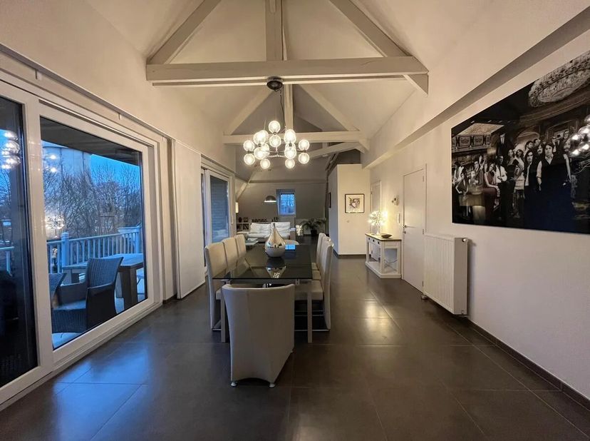 Ontdek deze uitzonderlijk ruime en instapklare penthouse met 2 slaapkamers en 2 badkamers, gelegen in een rustige en verzorgde residentie op wandelafs