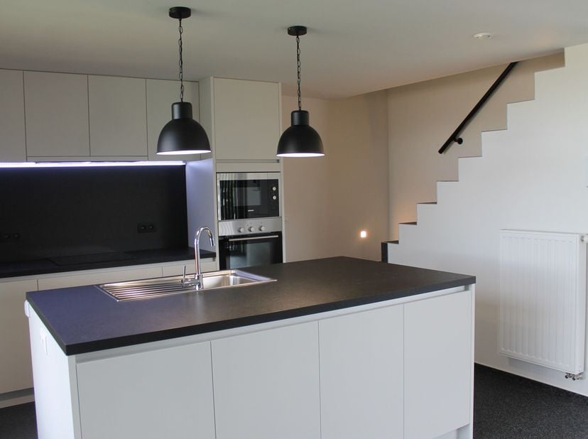 Magnifique appartement duplex de ± 150 m². Il se compose d'un hall d'entrée avec vestiaire, wc séparé, living donnant accès à la terrasse (35m²), coin