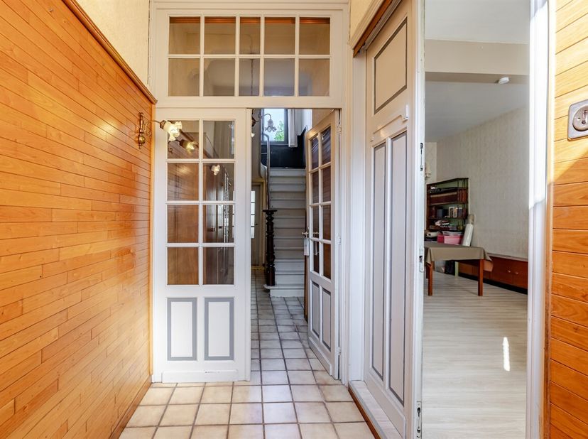 Bent u op zoek naar een ruime woning met tal van mogelijkheden op een uitzonderlijke locatie? Dan is deze charmante rijwoning beslist een bezoek waard