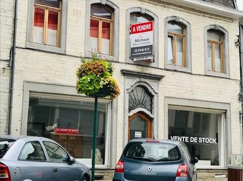 Opbrengstpand te Geldenaken : 3 appt en handels gelijkvloers.<br />
Goed gelegen opbrengstpand met handels gelijkvloers/bureau en 3 appartementen (1 d