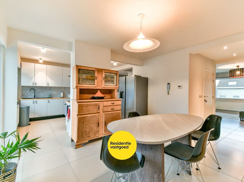 Op een topligging vlak bij de jachthaven van Nieuwpoort bevindt zich dit charmante duplexappartement, rustig gelegen en ideaal als vaste woonst, tweed