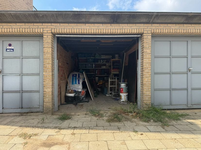Garagebox te koop gelegen aan de Langveldstraat 31 te Deurne.<br />
Geschikt voor het parkeren van een wagen, motor of als opslagruimte.<br />
<br />