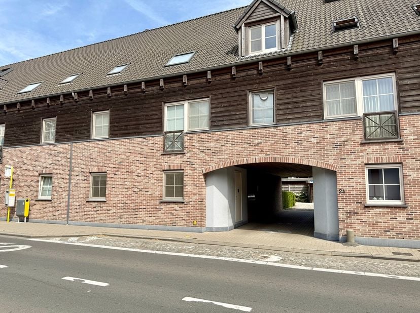 Nabij de dorpskern van Zingem treffen we dit recent en energiezuinig (EPC A) appartement aan.&amp;nbsp;<br />
De indeling gaat als volgt: inkomhal, apart
