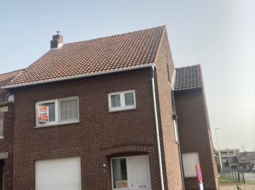 Wij bieden je een halfopen woning in het centrum van Maasmechelen aan waar je na renovatie een prachtige plek hebt om samen met je gezin te wonen. Dez