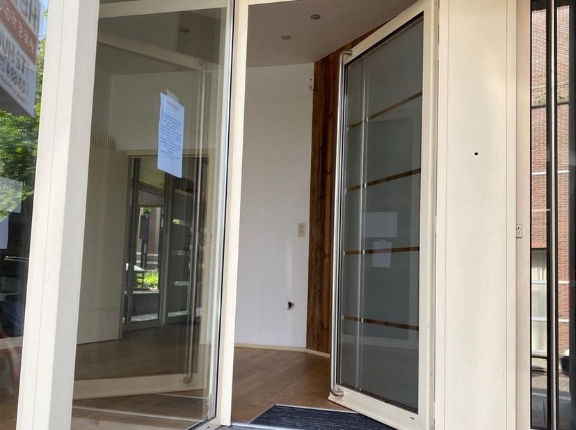 Prachtig handelspand te huur, opp. 60 m² in het bruisende centrum van Hoogstraten ! <br />
Ligging: Gunstig gelegen handelspand in het centrum van Ho