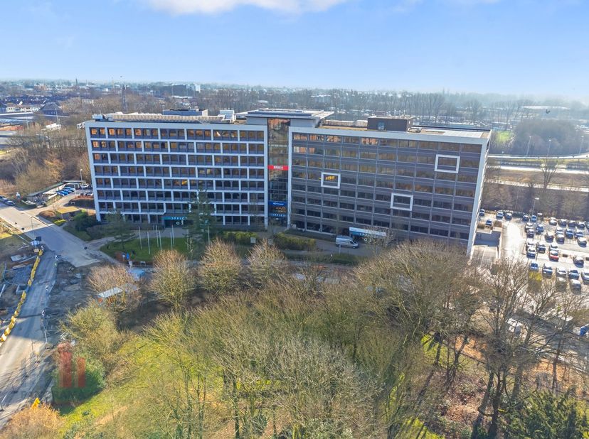 Uitstekend gelegen kantoorruimte van 450 m²&amp;nbsp;met snelle verbinding naar E40 (3 km) en E17 (1,5 km), alsook de R4 (3 km).&amp;nbsp;Het treinstation Gen