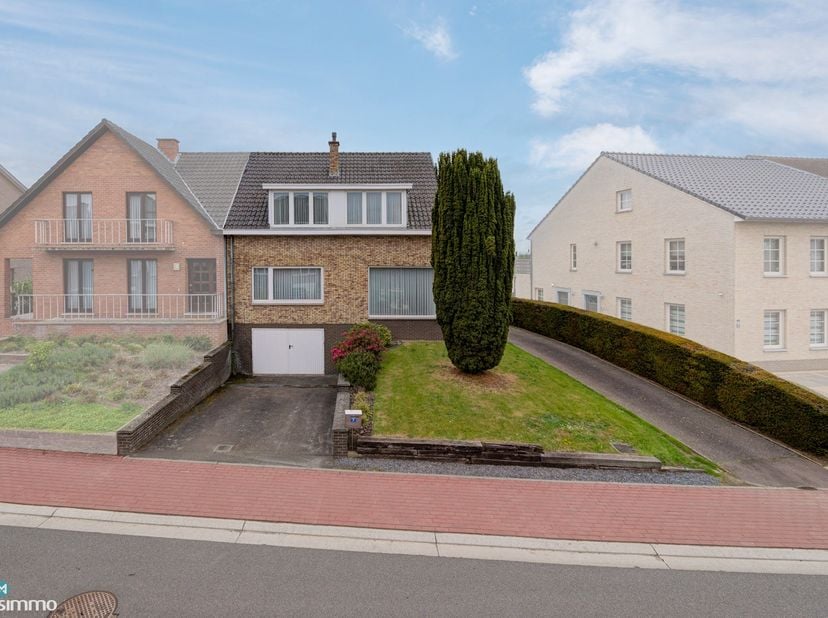 VOLLEDIG ONDERKELDERDE EENGEZINSWONING MET 4 SLAAPKAMERS, GARAGE EN RUIME TUIN IN BILZEN-CENTRUM<br />
<br />
*** Bekijkt u deze woning via een aanver