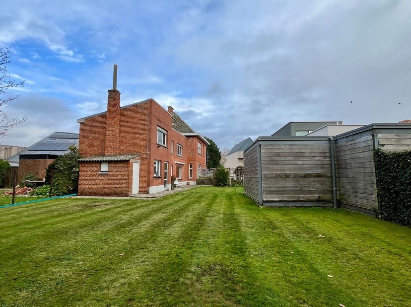 Ruime halfopen bebouwing in Kleit, met veel mogelijkheden voor wie een woning naar eigen wens wil creëren.<br />
De woning beschikt over authentieke e