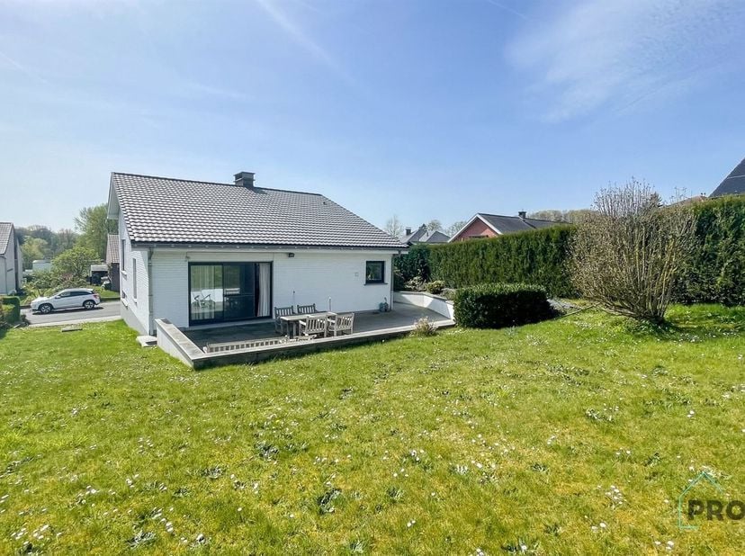 Dans ce quartier résidentiel très bocager de Dilbeek, il est rare que des biens soient mis en vente.  Cette belle villa est donc une exception en rais